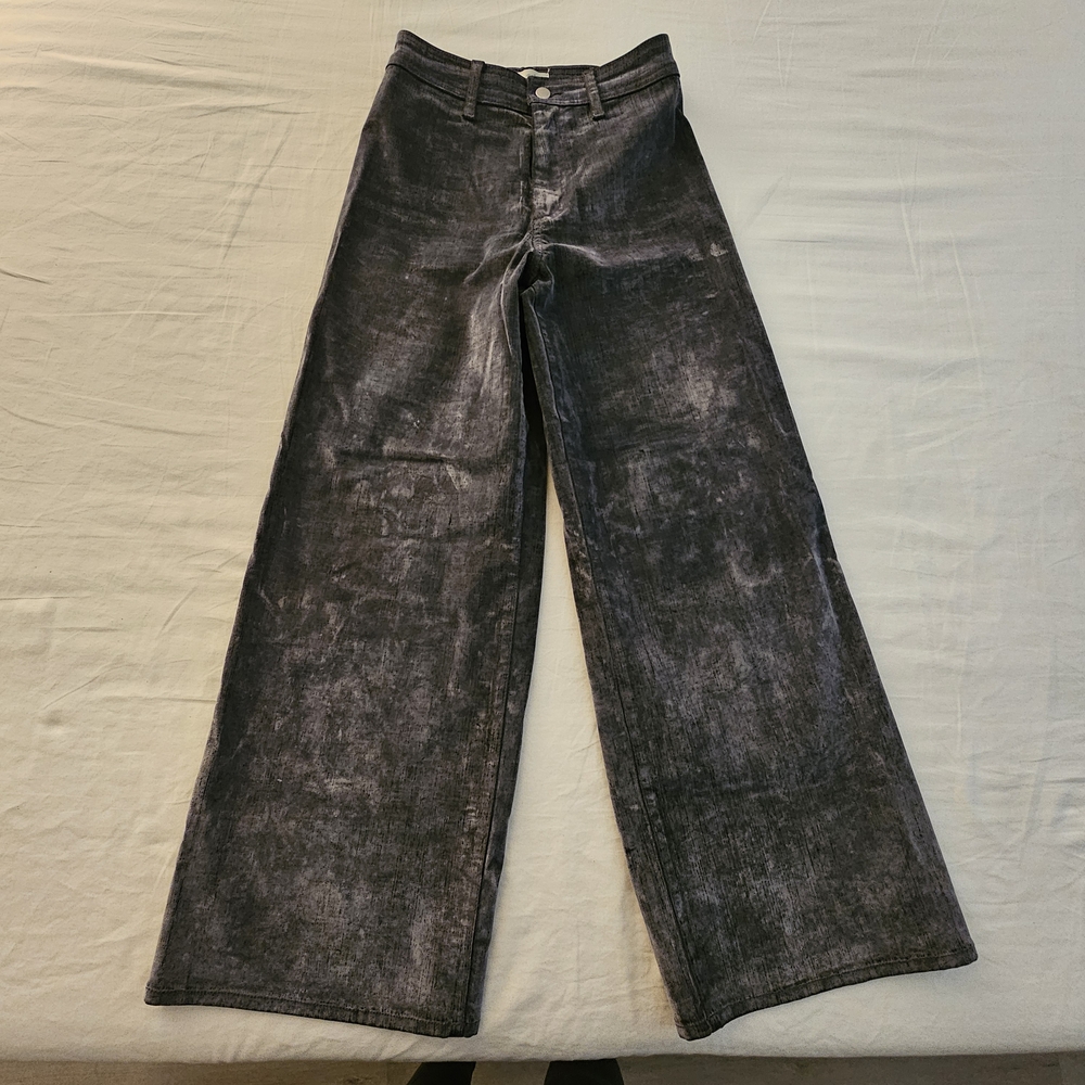 Chic Gray Wide-Leg Flare Jeans with Classic Texture